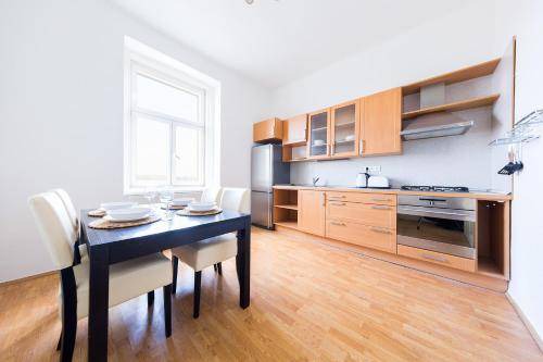 Zizkov Apartment | 120 m² Apartment ∙ 3 bedrooms ∙ 8 guests