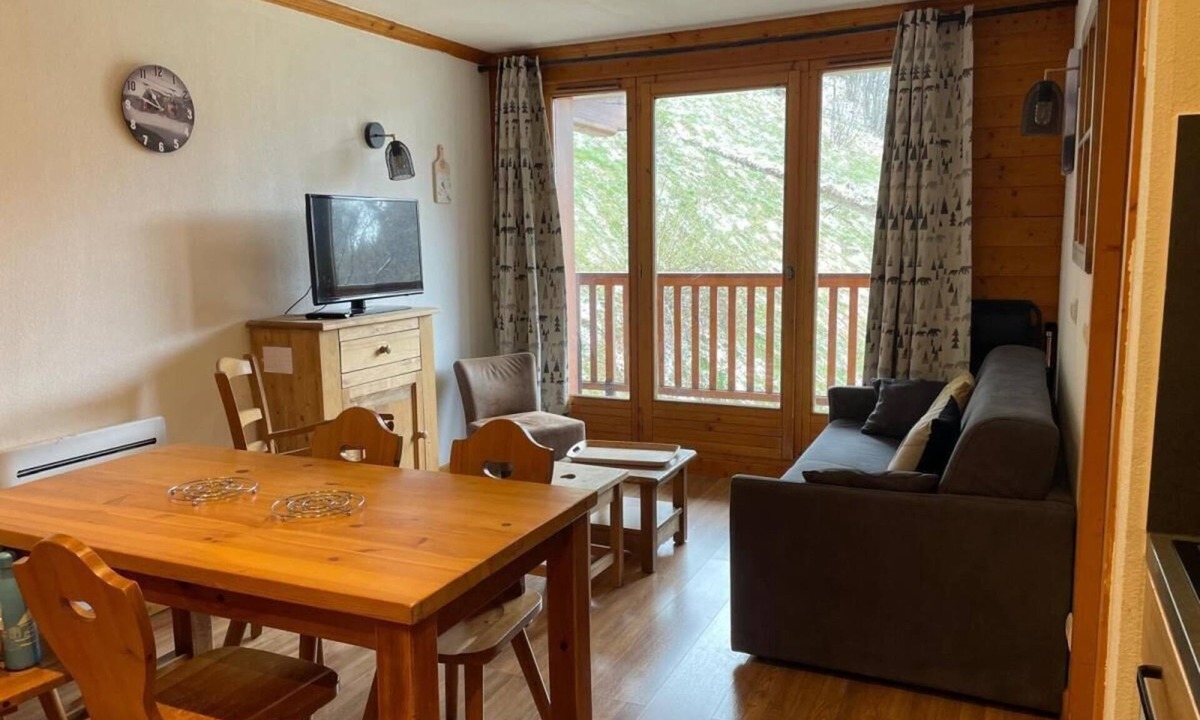Valloire Apartment | 150m from ski slopes, 2nd floor, balcony, tv, ski locker, 45m², Valloire