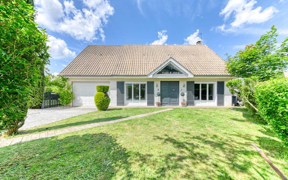 Lissieu House | 190 m² House ∙ 5 bedrooms ∙ 10 guests