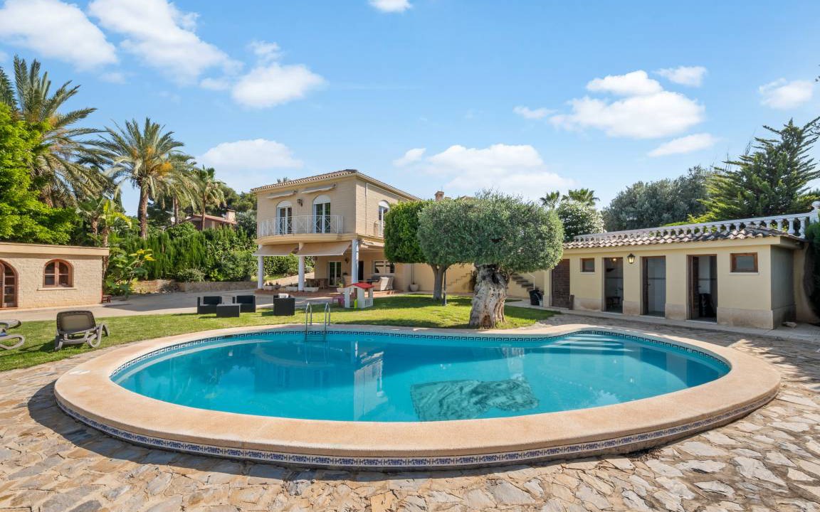 Elche Villa | 350 m² Villa ∙ 4 bedrooms ∙ 13 guests