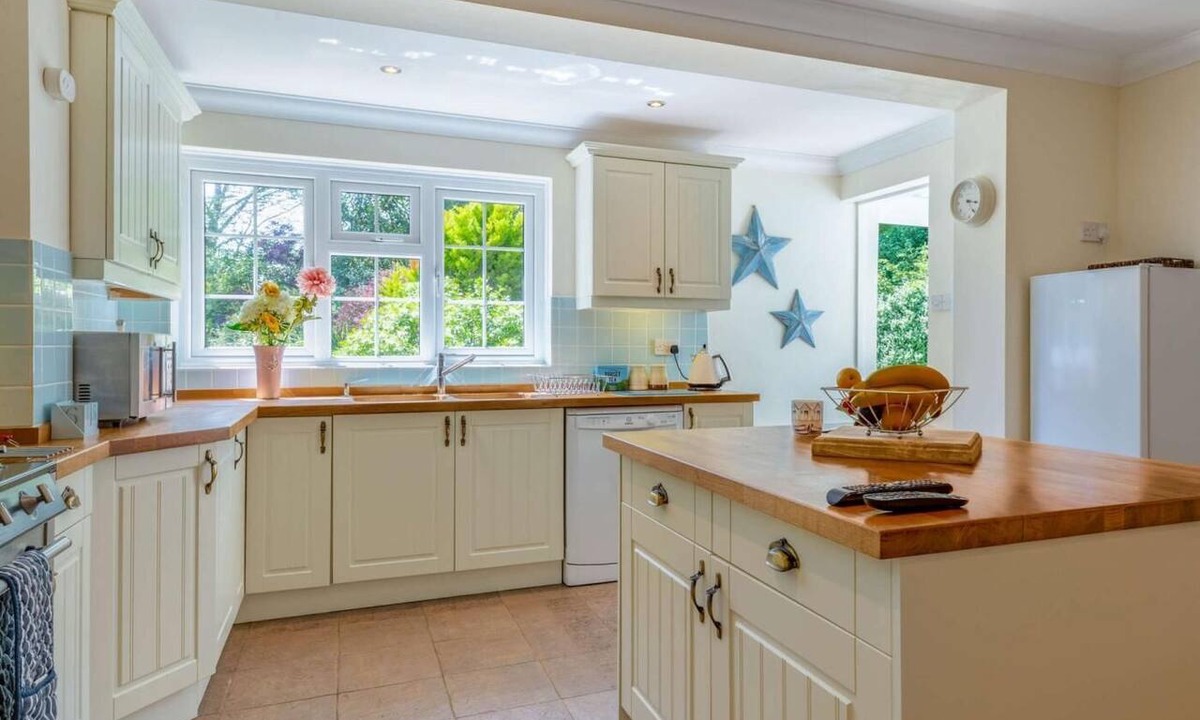 Winfrith Newburgh Cottage | 4 Bed in Dorchester (oc-dc133)