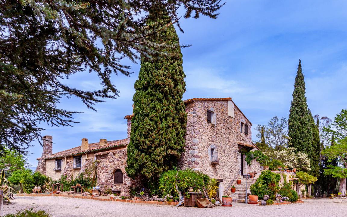 Darnius House | 400 m² Finca ∙ 8 bedrooms ∙ 19 guests