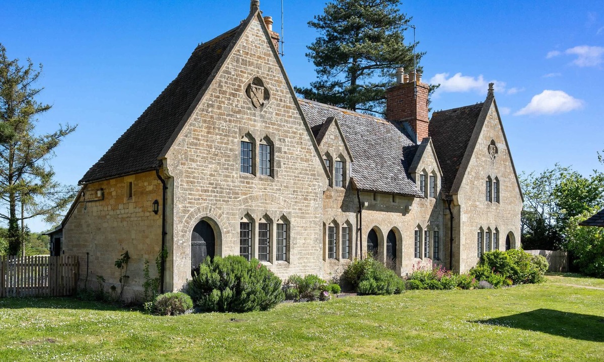 Forthampton House | Alms House West, Grade II Listed, Garden & Patio