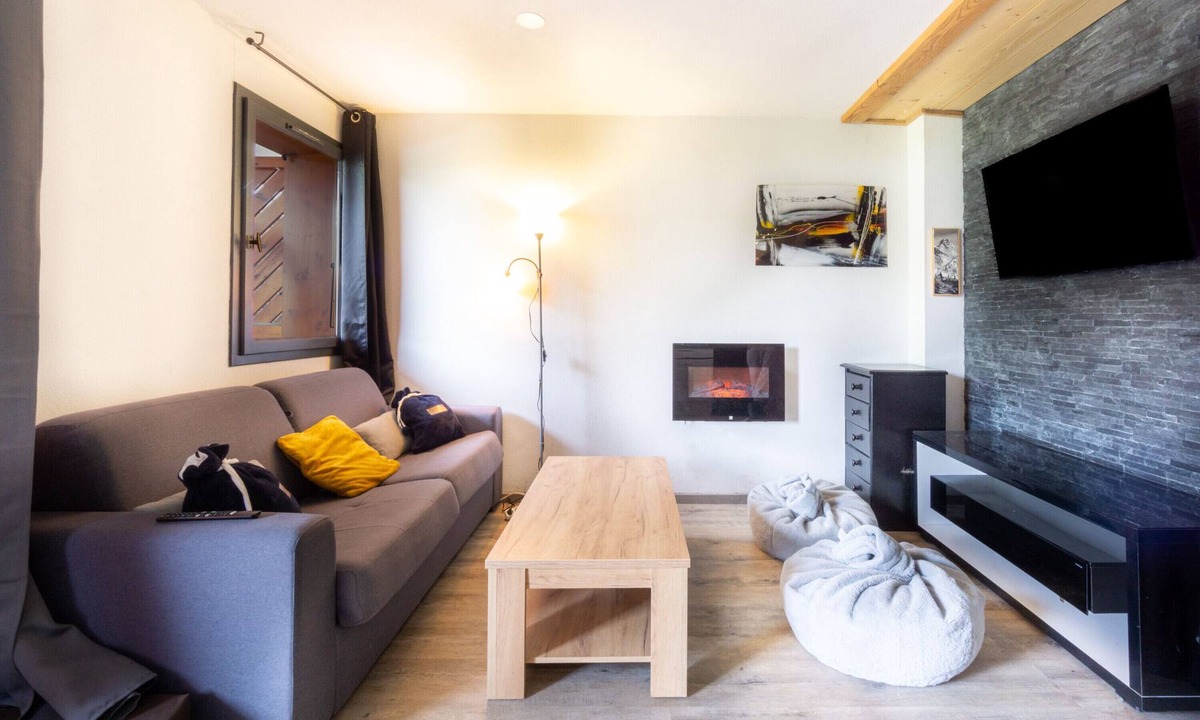 Albiez-le-Vieux Apartment | Apartment 'Albiez' with Mountain View, Shared Pool and Wi-Fi