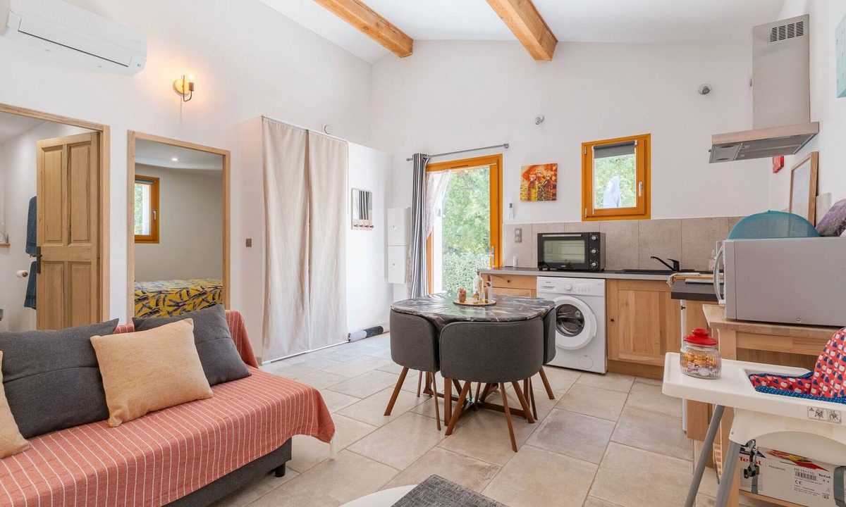 Croagnes Apartment | Apartment 'Le Petit Écureuil' with Shared Pool, Private Terrace and Wi-Fi