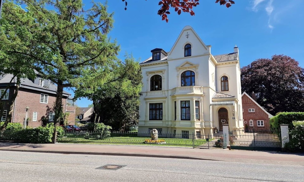 Elmshorn Villa | Apartment in charming turn-of-the-century old town villa