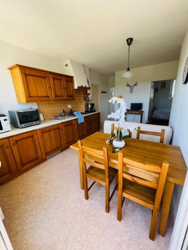 Saint-Laurent-en-Grandvaux Apartment | Appartement lumineux avec piscine chauffée en saison