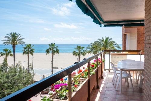 Torredembarra Apartment | AT091 Els Pins, vistas del mar, comunidad con piscina
