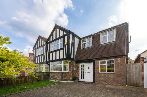 Oakleigh Apartment | Barnet Serviced Accommodation - Elegant 5-Bedroom Home, Just a 7-Minute Stroll from High Barnet Station - Book Your Stay Today!"