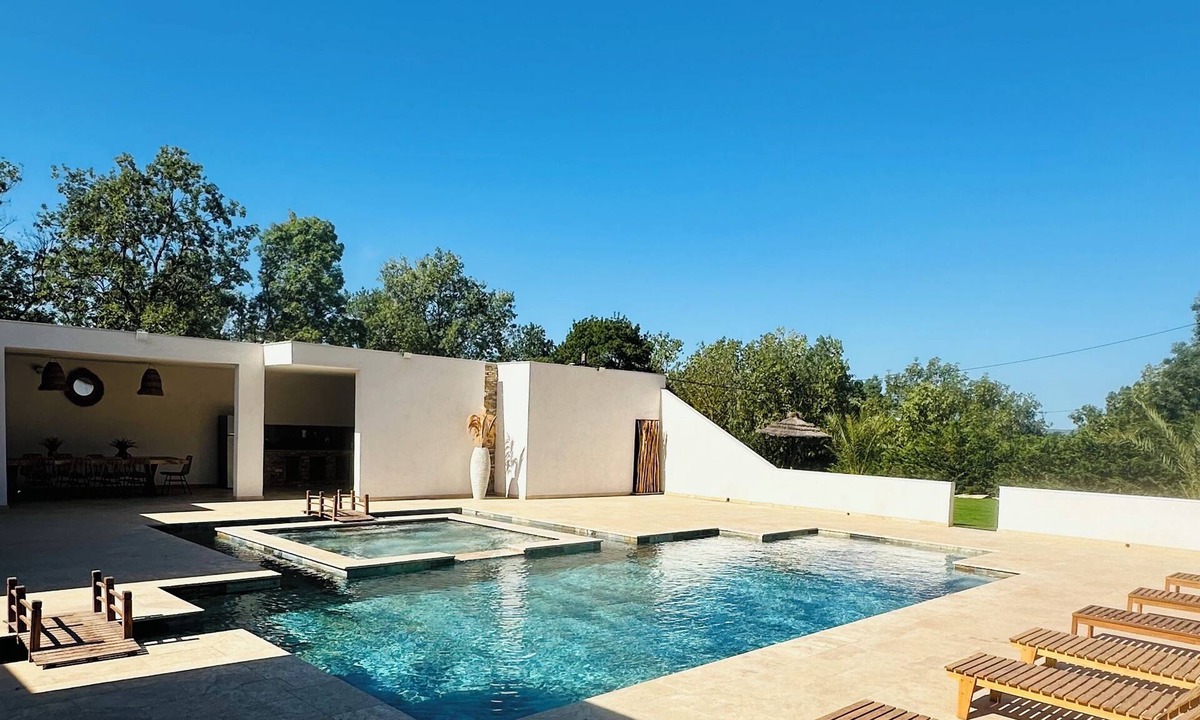 Les Pennes-Mirabeau Villa | Bas de Villa Avec Piscine Balinaise et Pool House de 200m2!
