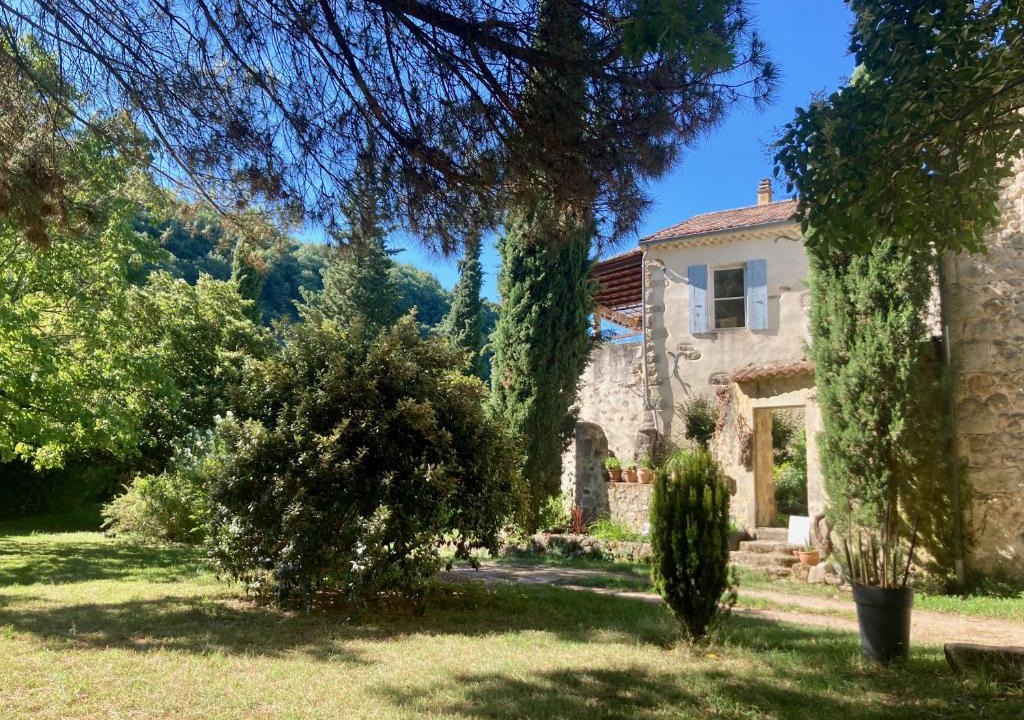 Brujas House | Batîsse le Moulinage du Luol avec parc arboré