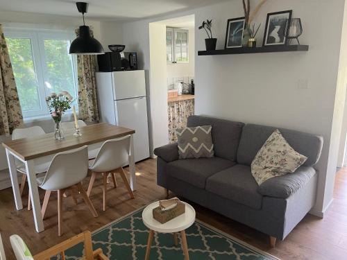 Pecsvarad Apartment | Bazsarózsa Kuckó