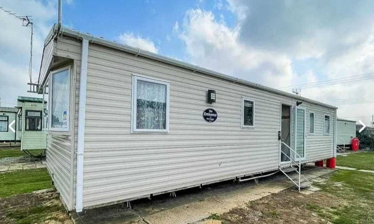 Clacton-on-Sea Cabin | Beachfront 3-Bed Caravan- Pool, Bar & Beach Steps Away