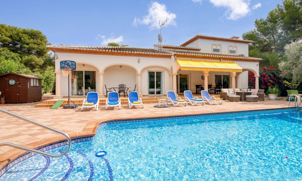 Trencall Villa | Beautiful private villa for 8 guests with WIFI, private pool, A/C, TV, patio and pets allowed