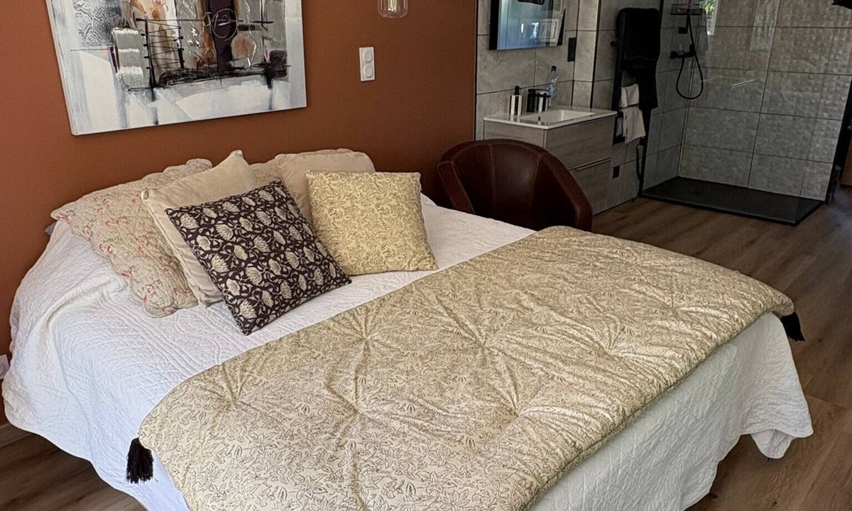 Saint-Just Bed & Breakfast | Bed and Breakfast 'Aux Amelierets' with Shared Pool, Shared Terrace and Wi-Fi