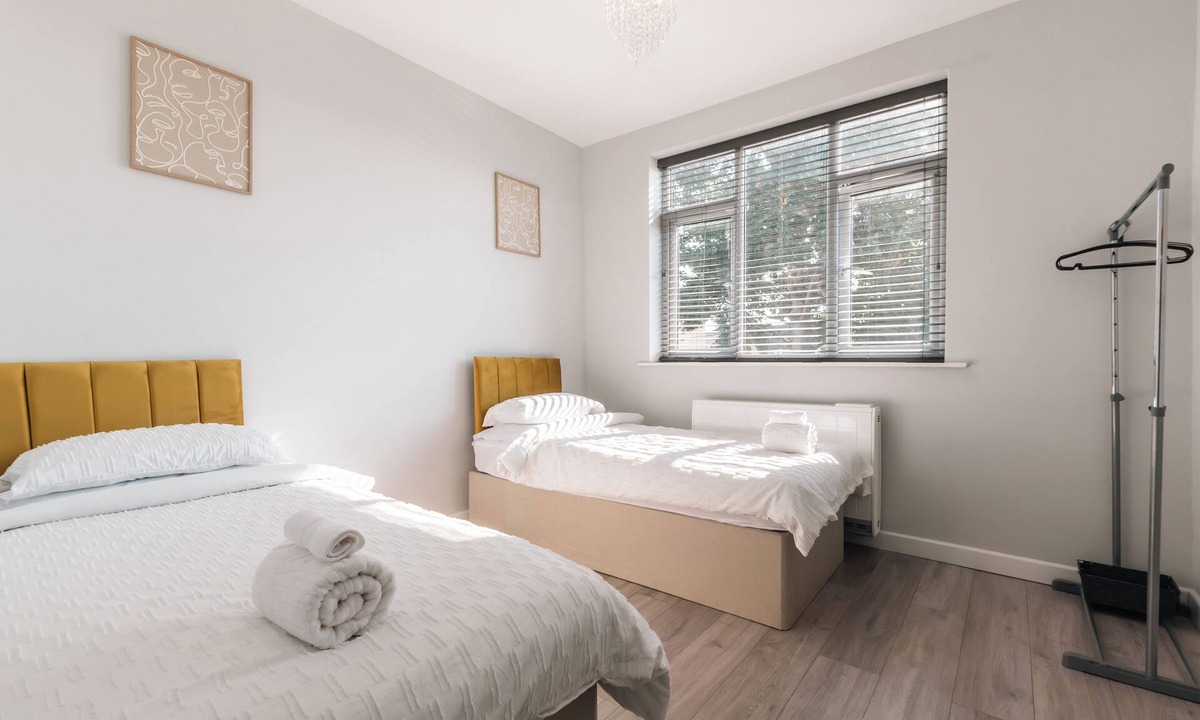 Southampton Apartment | Bright & Central 2BR Flat