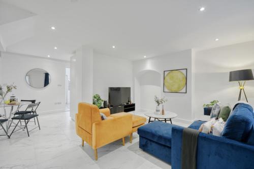 Hale House | Bright Modern Edgware Home with Garden & Parking Sleeps 6