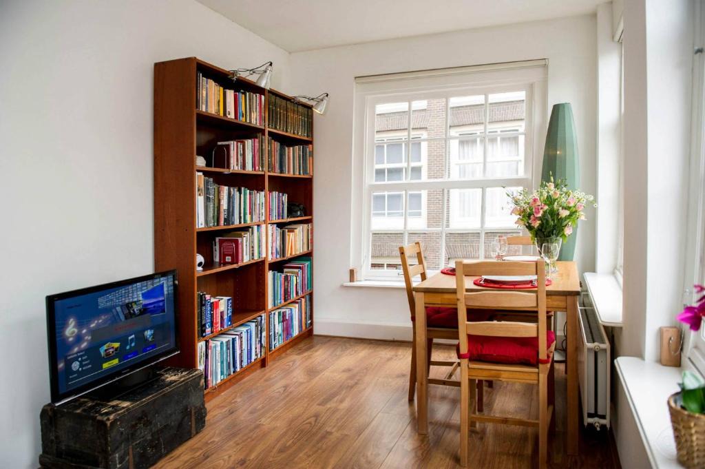 Red Light District Apartment | Canal Side Olofssteeg III