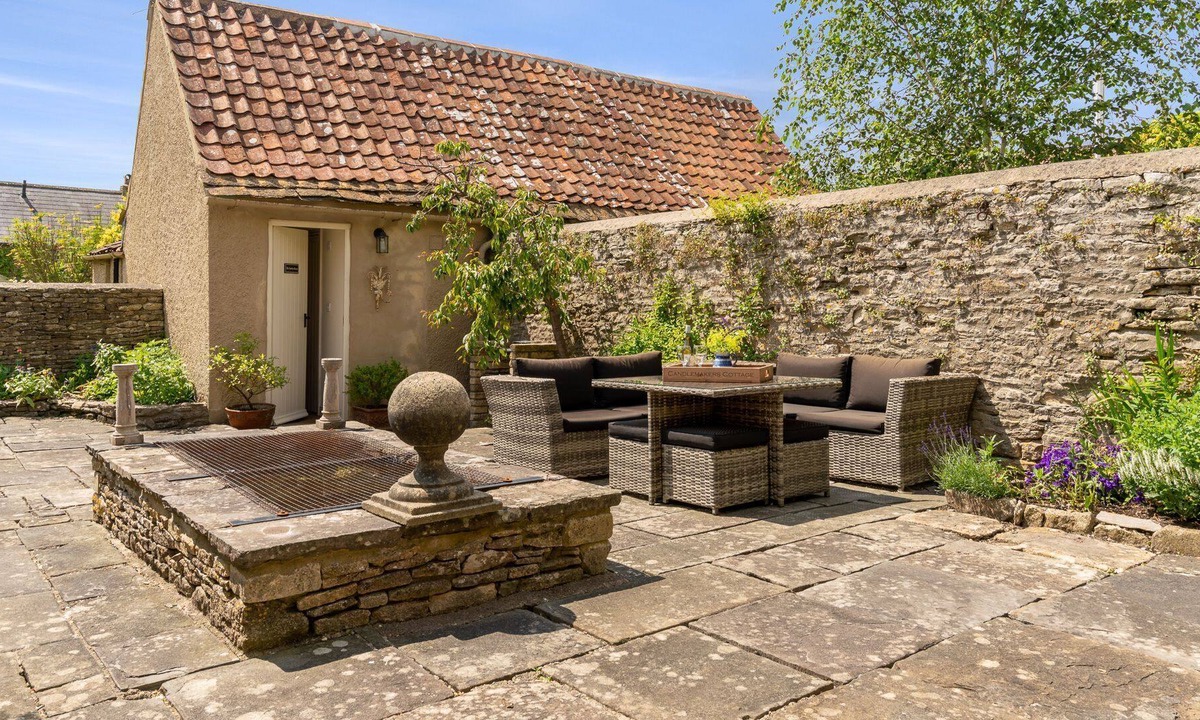 Marshfield Cottage | Candlemaker's Cottage - sleeps 6 guests in 3 bedrooms
