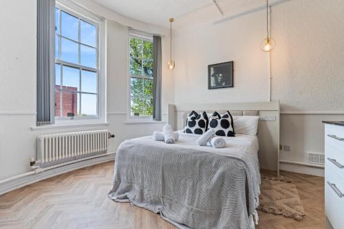 Dudley Apartment | Central Dudley Studio with Smart TV and Parking