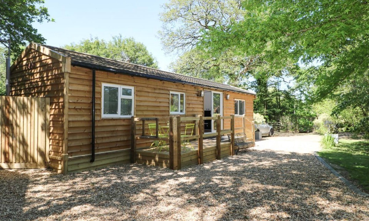 Staplefield Cabin | Charming Lodge 1 in Bolney, UK