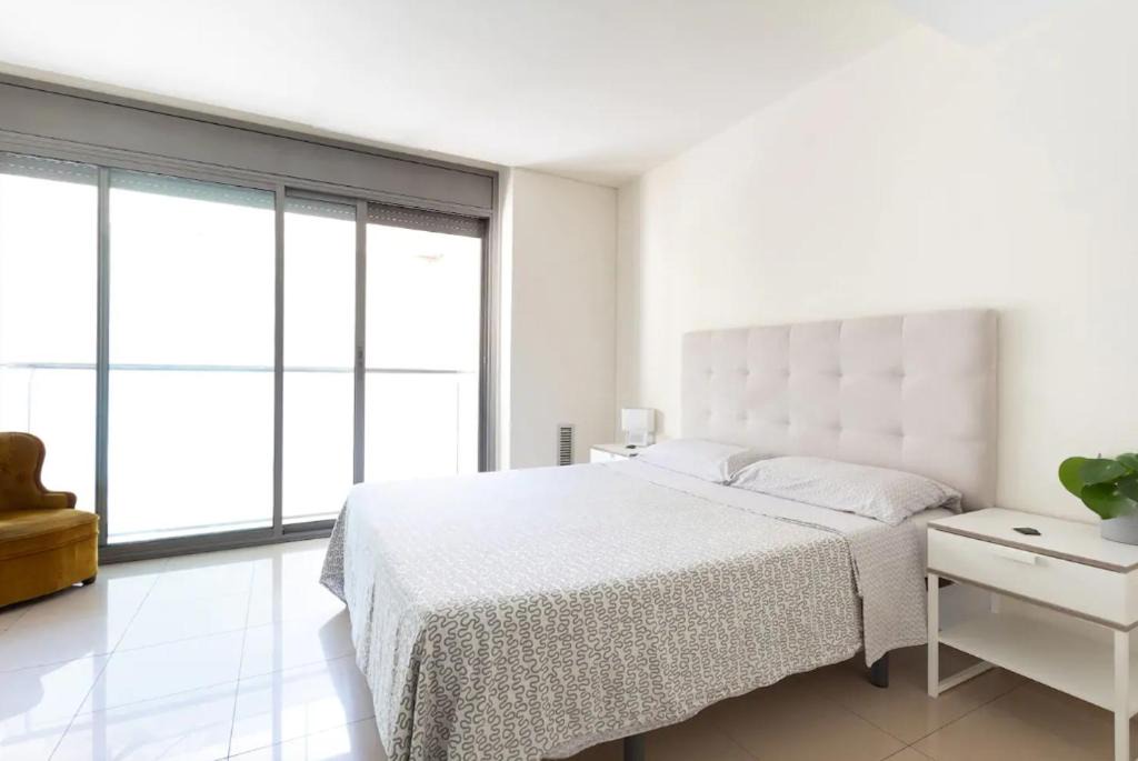 Esquerra de l'Eixample Apartment | Comfortable Room Barcelona Center