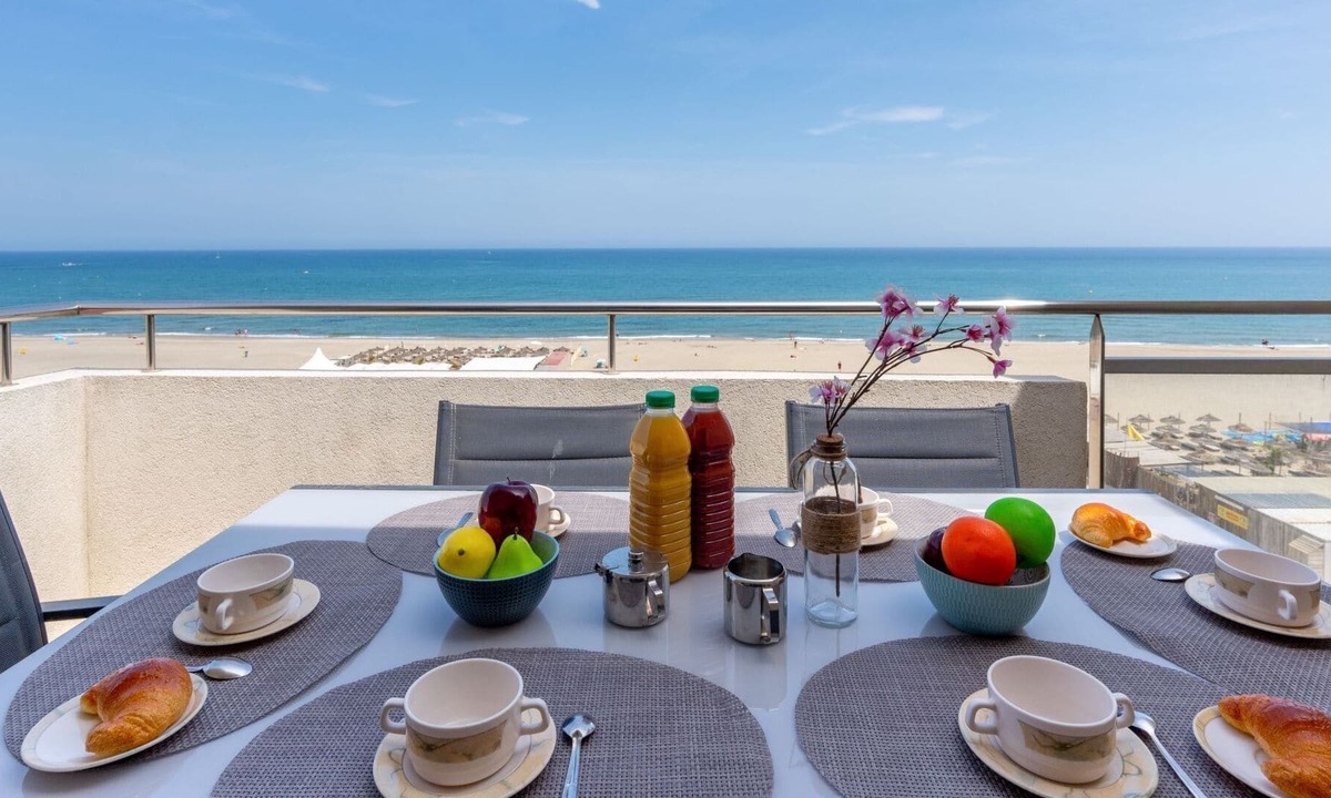 Saint-Nazaire Apartment | Cosy apartment for 6 people with WIFI, A/C, TV and terrace