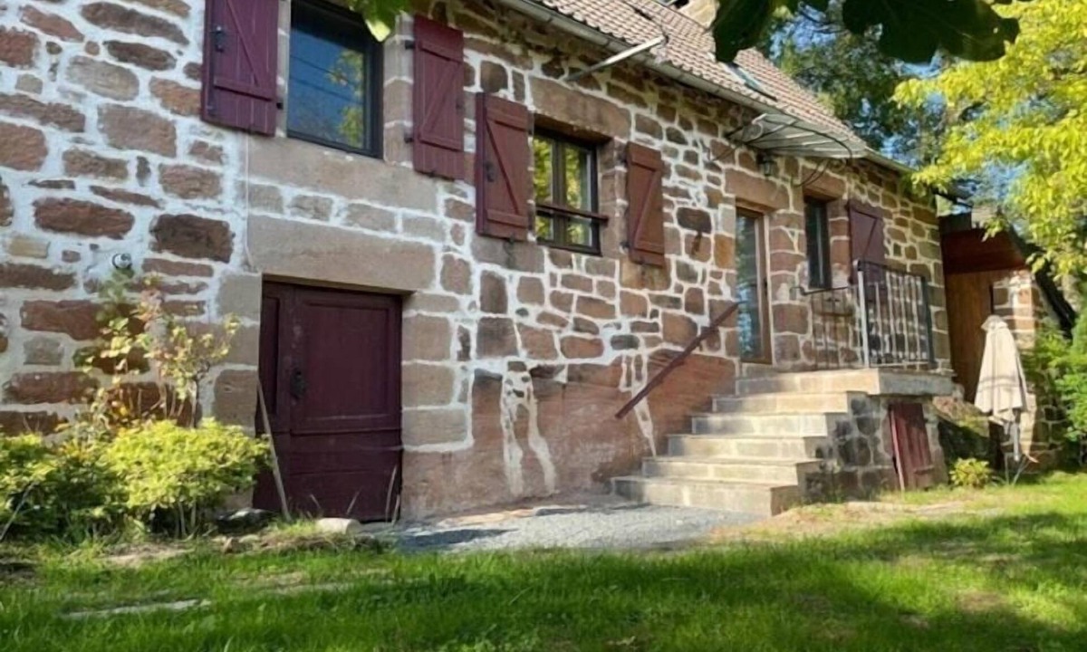 Louignac House | Cottage in Corrèze with Garden Views