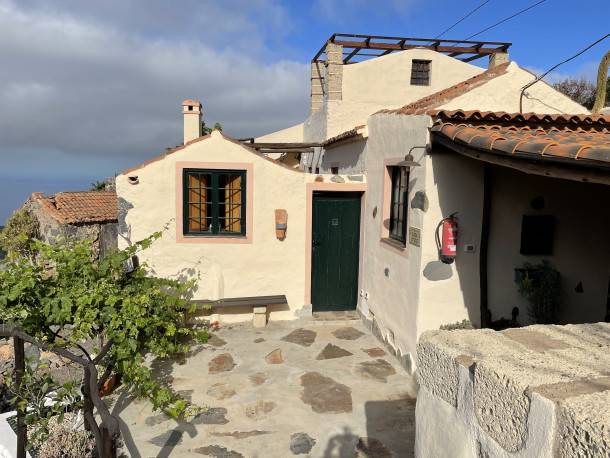 El Jaral House | Cottage with 2 Bedroom, 2 Bathrooms, Heated solar Pool, Sauna, Jacuzzi, Garden