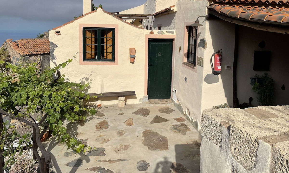 El Jaral House | Cottage with 2 Bedroom, 2 Bathrooms, Heated solar Pool, Sauna, Jacuzzi, Garden