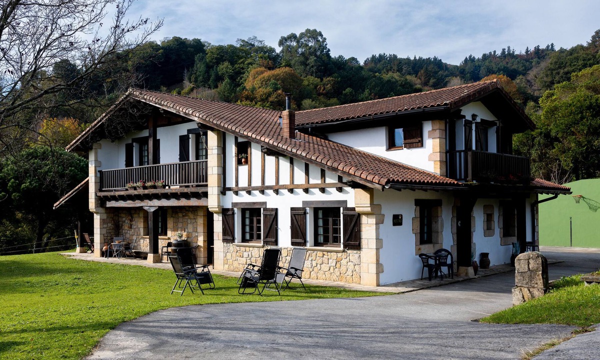 Hondarribia Apartment | Country House 'Artizarra' with Mountain View, Private Terrace and Wi-Fi