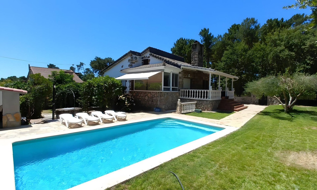 La Adrada House | Country House 'Los Pinos' with Mountain View, Private Pool and Wi-Fi