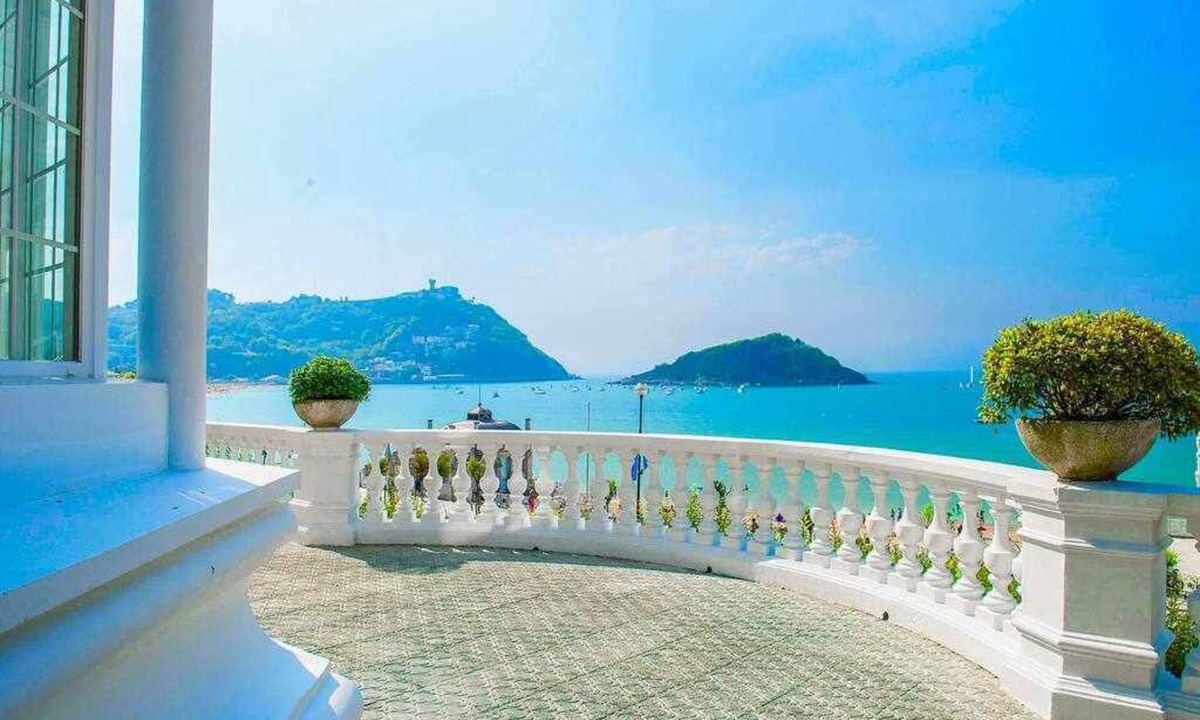 San Sebastian Centro Apartment | Crown of La Concha Beach by DonosRent