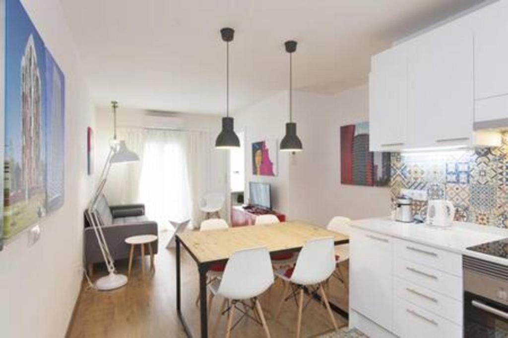 El Port Apartment | Designer Apt near FIRA Balcony 5PPWIFISMART TV by MyRentalHost