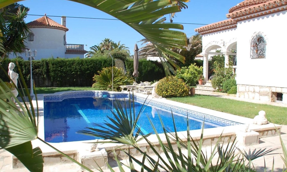 Miami Platja Villa | Detached house with private pool in the center of Miami Platja!