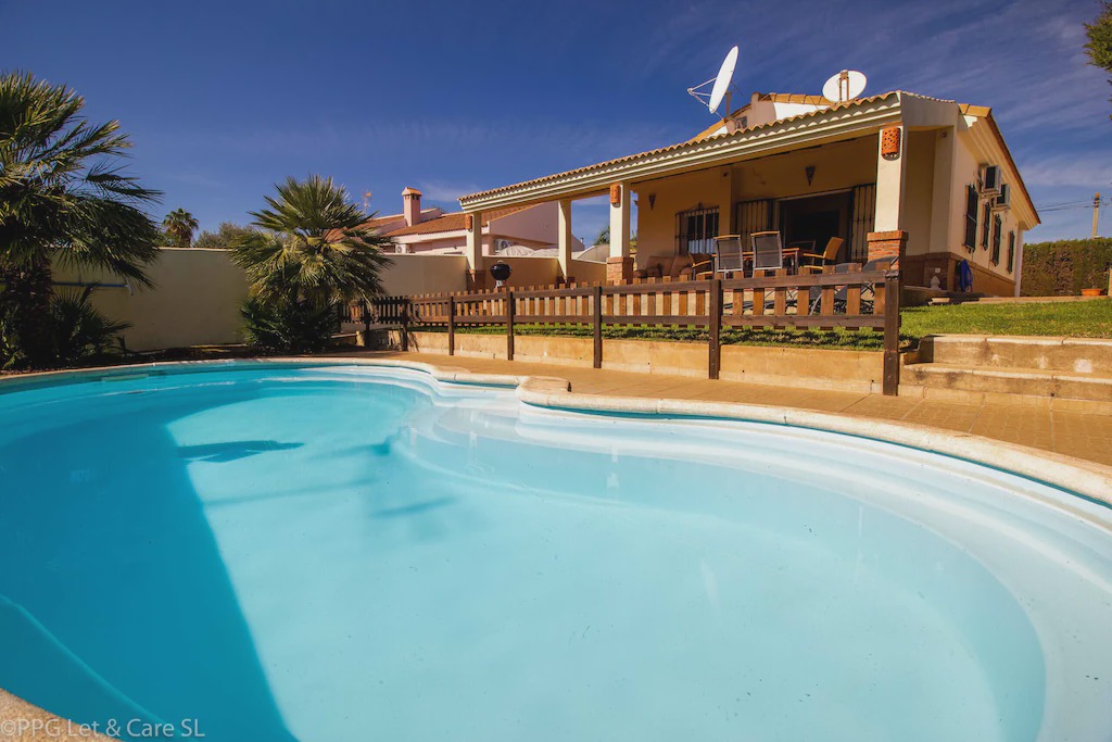 Pozo Del Camino Villa | DRA002 Chalet con Piscina Privada y Jardin