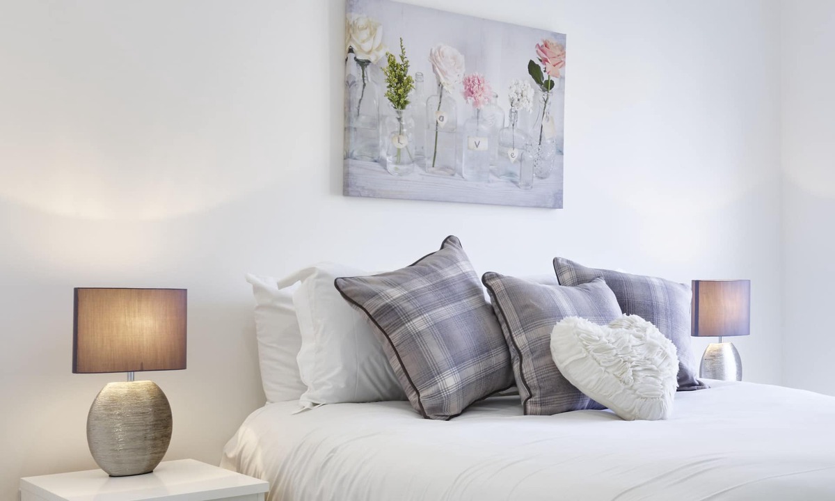 Milton Keynes House | Executive 4 bed/3 bath town house in Central Milton Keynes