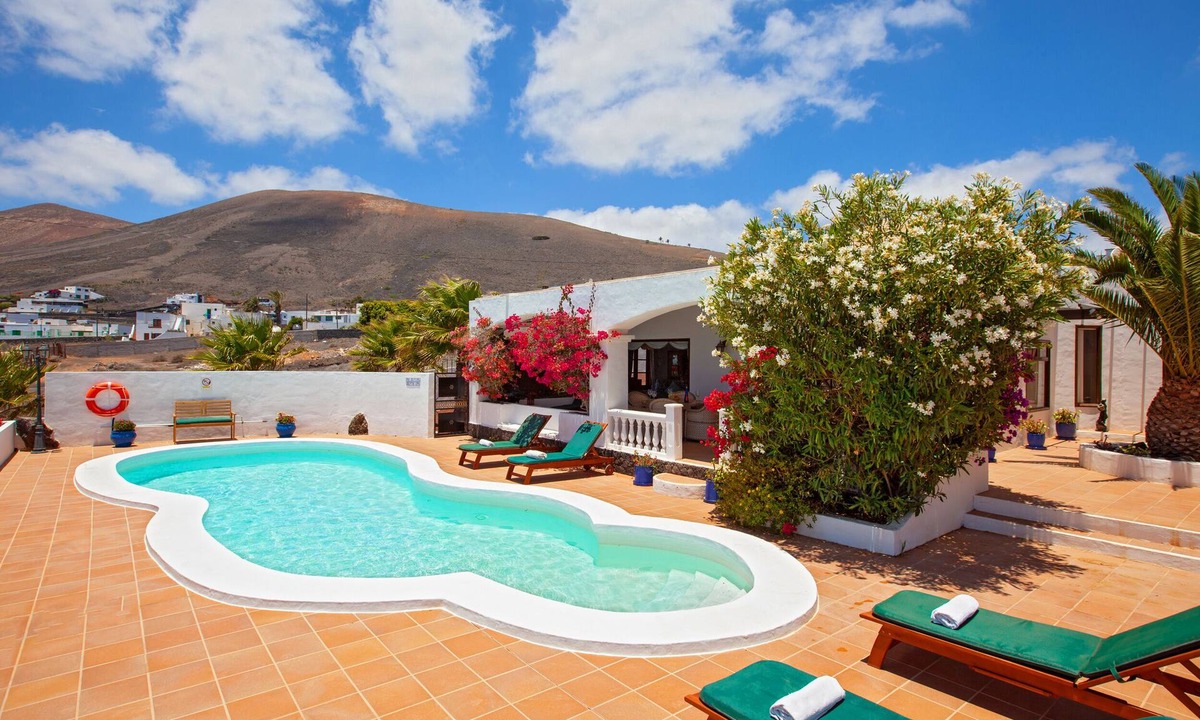 La Asomada Villa | EXECUTIVE VILLA DUNE FOR THE MORE DISCERNING HOLIDAYMAKER nr PUERTO DEL CARMEN