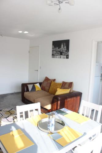 Harlington Apartment | Exquisite and Modern 2 bed Maisonette