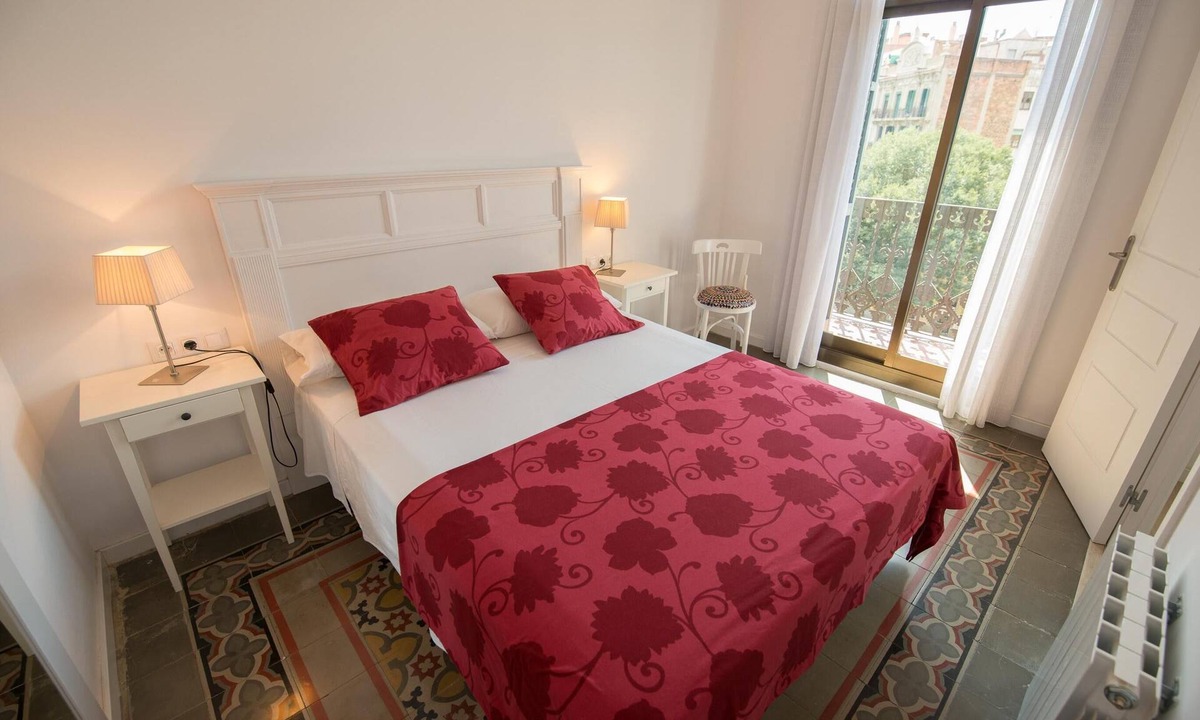 Dreta de l'Eixample Apartment | Few minutes walking Familia, Paseo De Gracia.Wifi. Minimum stay 31 nights