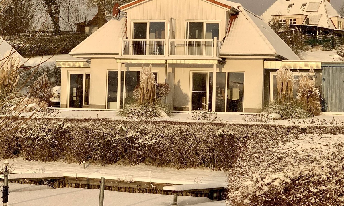 Bad Kleinen House | Fischerhus with boat, sauna and fireplace directly on the lake