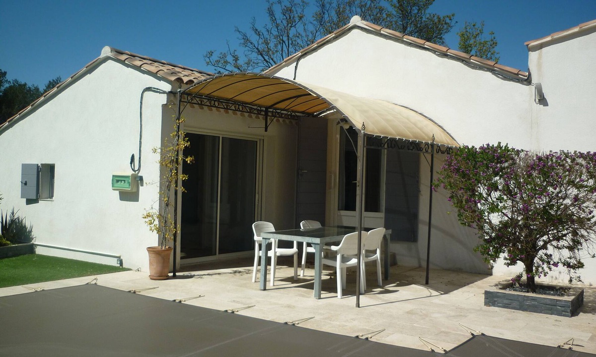 Salon-de-Provence Apartment | Ground floor apartment facing the swimming pool, private property and parking on enclosed grounds