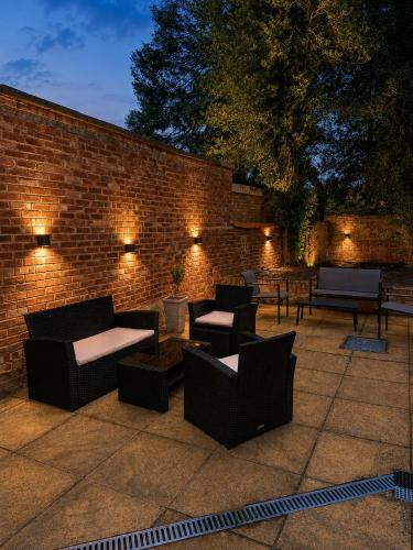 Stony Stratford Apartment | Historic High St Flat with Peaceful Garden Retreat