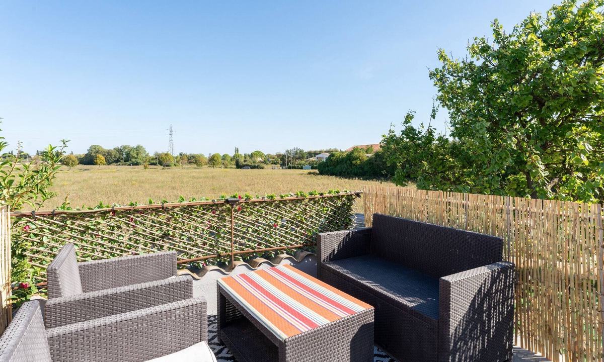 Manduel Apartment | Holiday Apartment "Aux portes de la Camargue" with Private Terrace, Shared Tennis Court & Wi-Fi