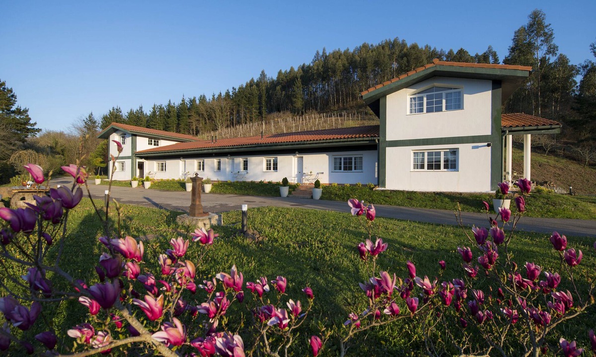 Sopuerta House | Holiday Home 'Bizkar Bare' with Mountain View, Private Terrace and Wi-Fi