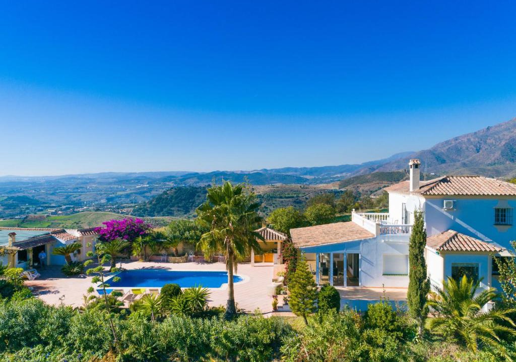 Estepona House | Holiday Home Esmerdo by Interhome