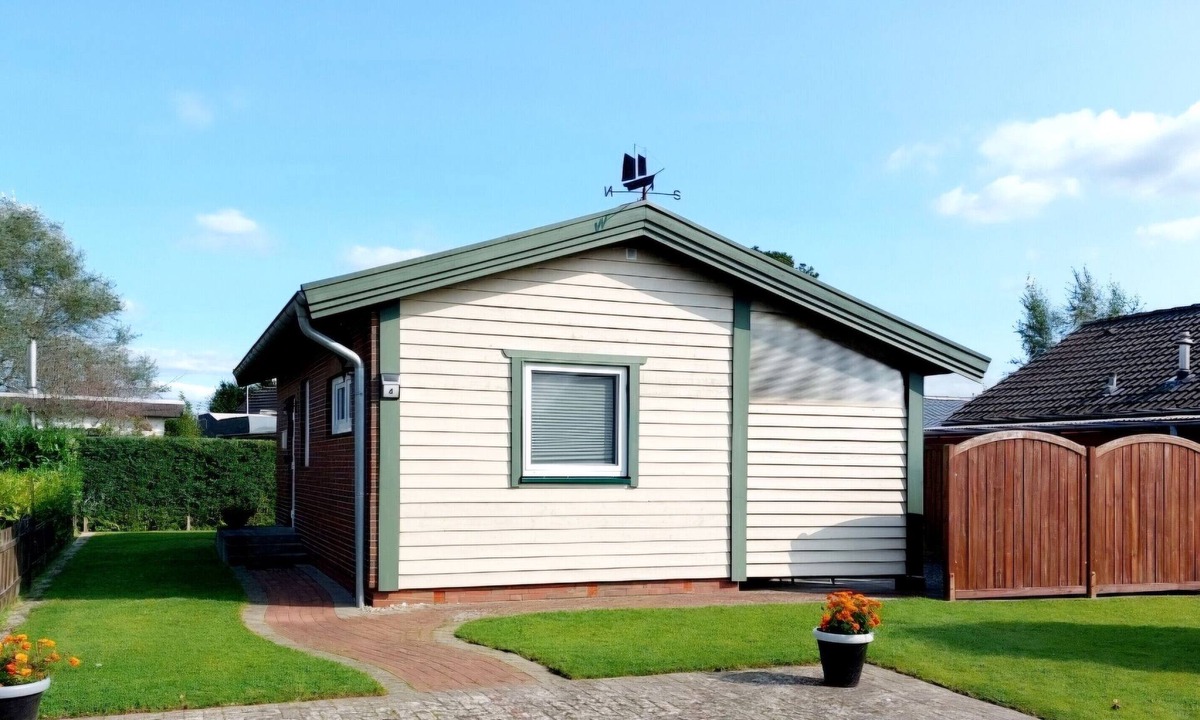 Bergewohrden House | Holiday Home 'Kleines Schweden' with Lake View, Private Terrace and Wi-Fi