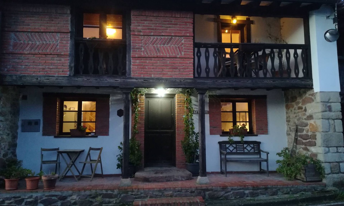 Pivierda House | Holiday Home 'Sira' with Mountain View, Private Terrace and Wi-Fi