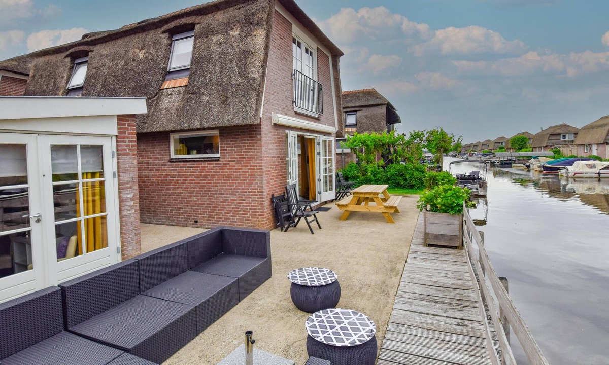 Breukelen House | Holiday home with waterside terrace