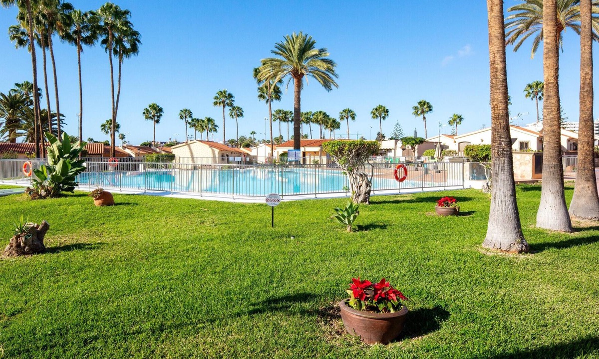Playa del Ingles House | Homerez - Nice bungalow 1 km away from the beach for 4 ppl. with shared pool